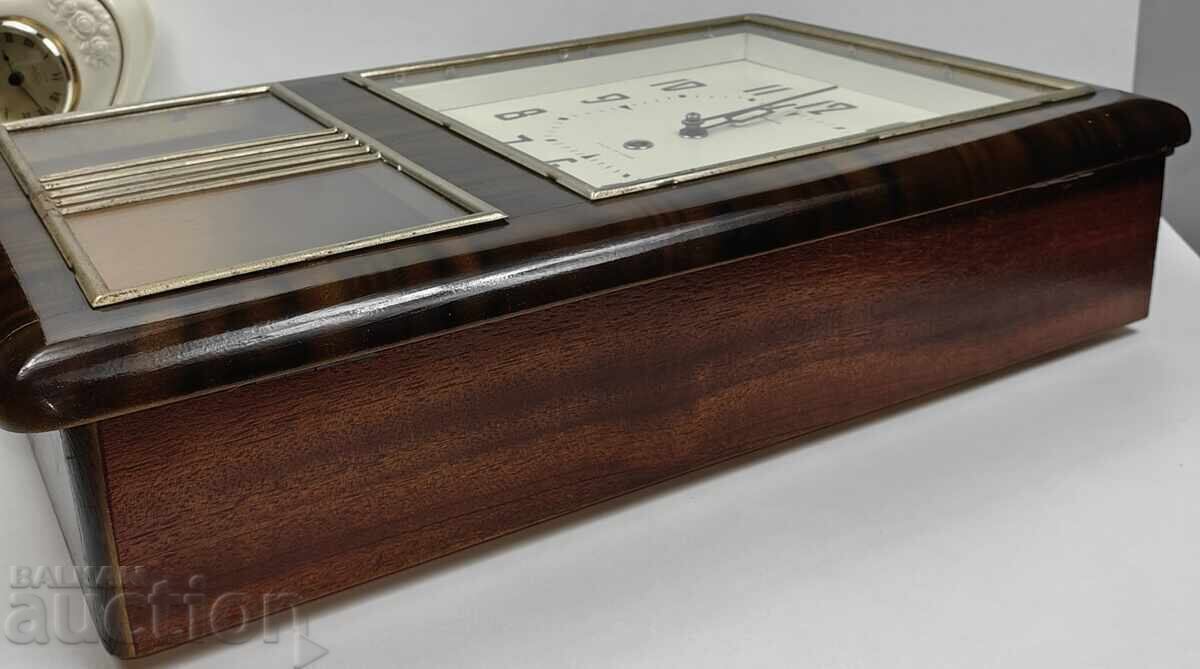 Ceas de perete sovietic Jantar din chihlimbar, nu funcționează, pentru interior cu preț € 12.00 | 23.47 BGN