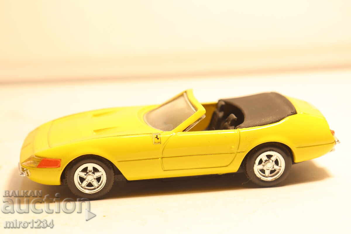 Licitație MODEL MAȘINUȚĂ FERRARI RIO 1/43