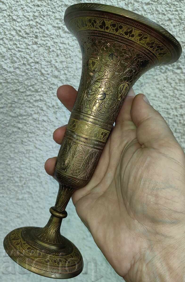 Livrarea VAZĂ INDIANĂ DIN METAL GRAVAT