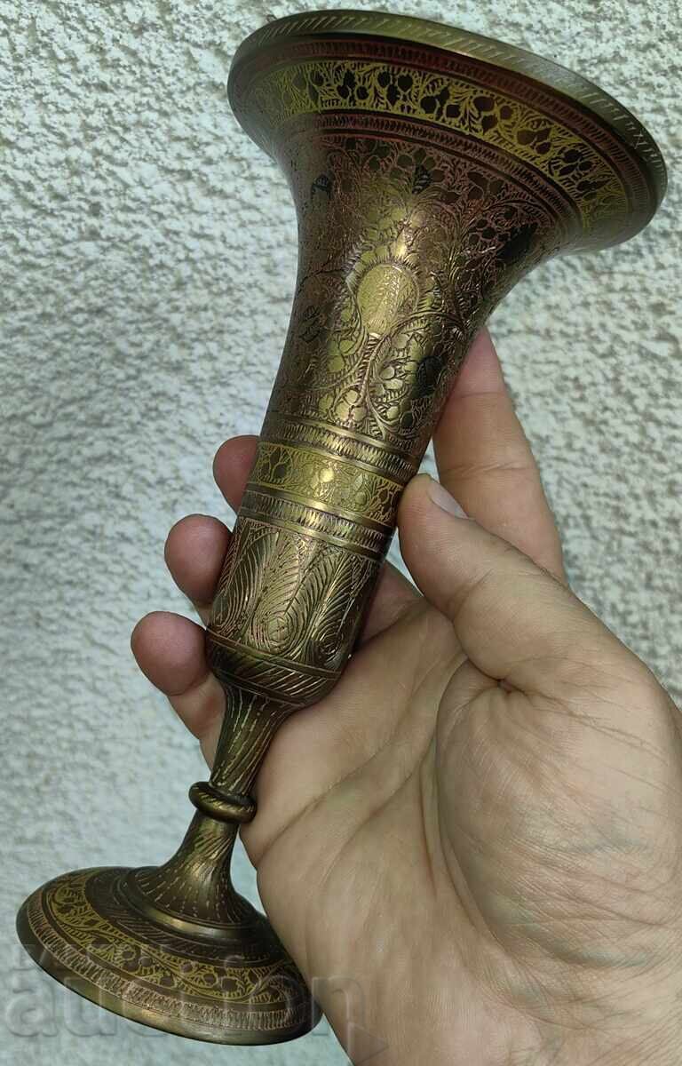 VAZĂ INDIANĂ DIN METAL GRAVAT