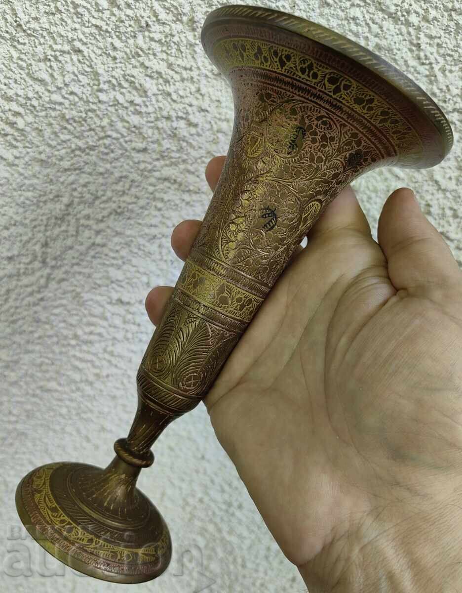 ΙΝΔΙΚΟ ΜΕΤΑΛΛΙΚΟ ΧΑΡΑΓΜΕΝΟ ΒΑΖΟ με τιμή € 7.00 | 13.69 BGN ΙΝΔΙΚΟ ΜΕΤΑΛΛΙΚΟ ΧΑΡΑΓΜΕΝΟ ΒΑΖΟ με τιμή € 7.00 | 13.69 BGN