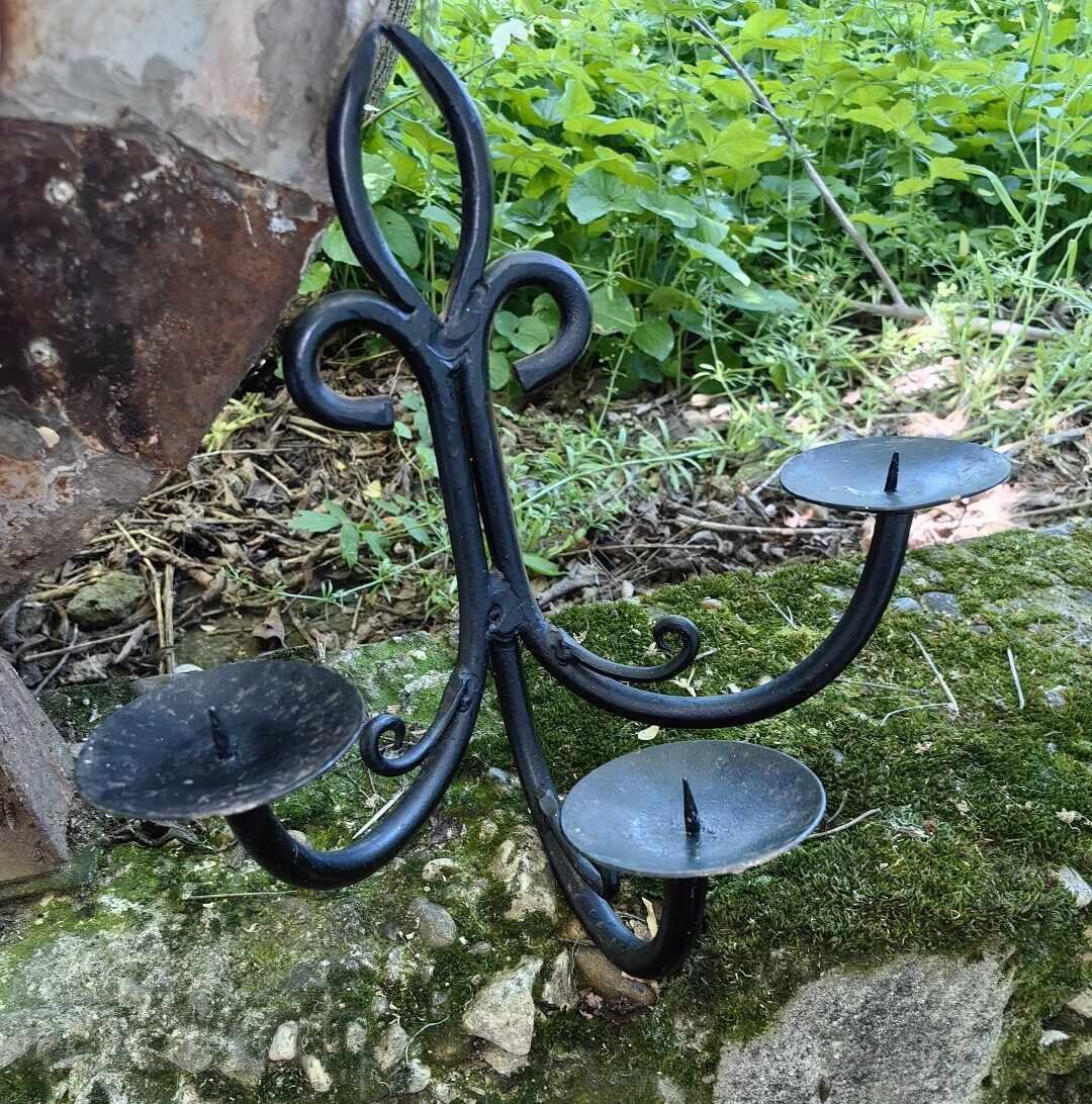 Licitație FRUMOS SFEȘNIC METALIC DE PERETE CU TREI SUPORTURI PENTRU LUMÂNARE