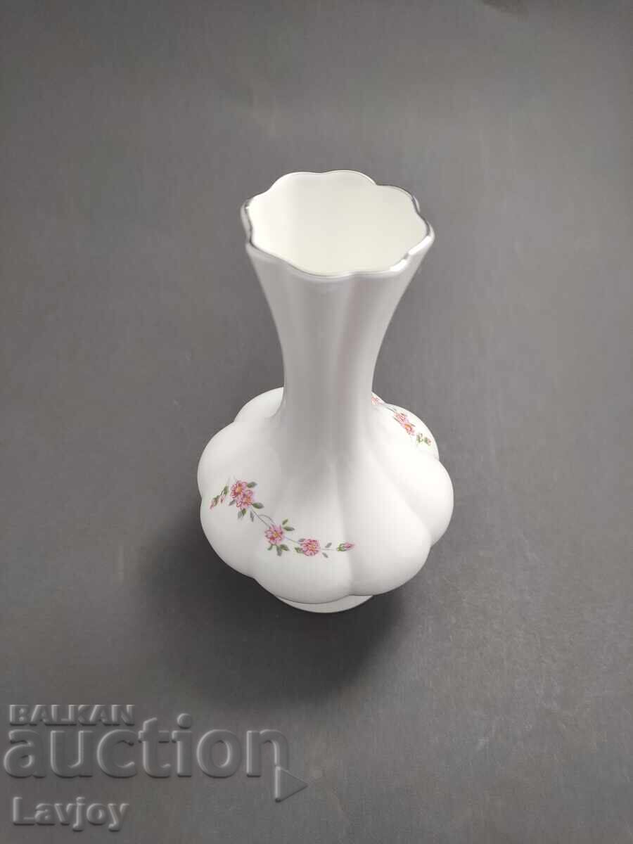 Vază mică din porțelan bulgăresc # cu preț € 15.00 | 29.34 BGN Vază mică din porțelan bulgăresc # cu preț € 15.00 | 29.34 BGN