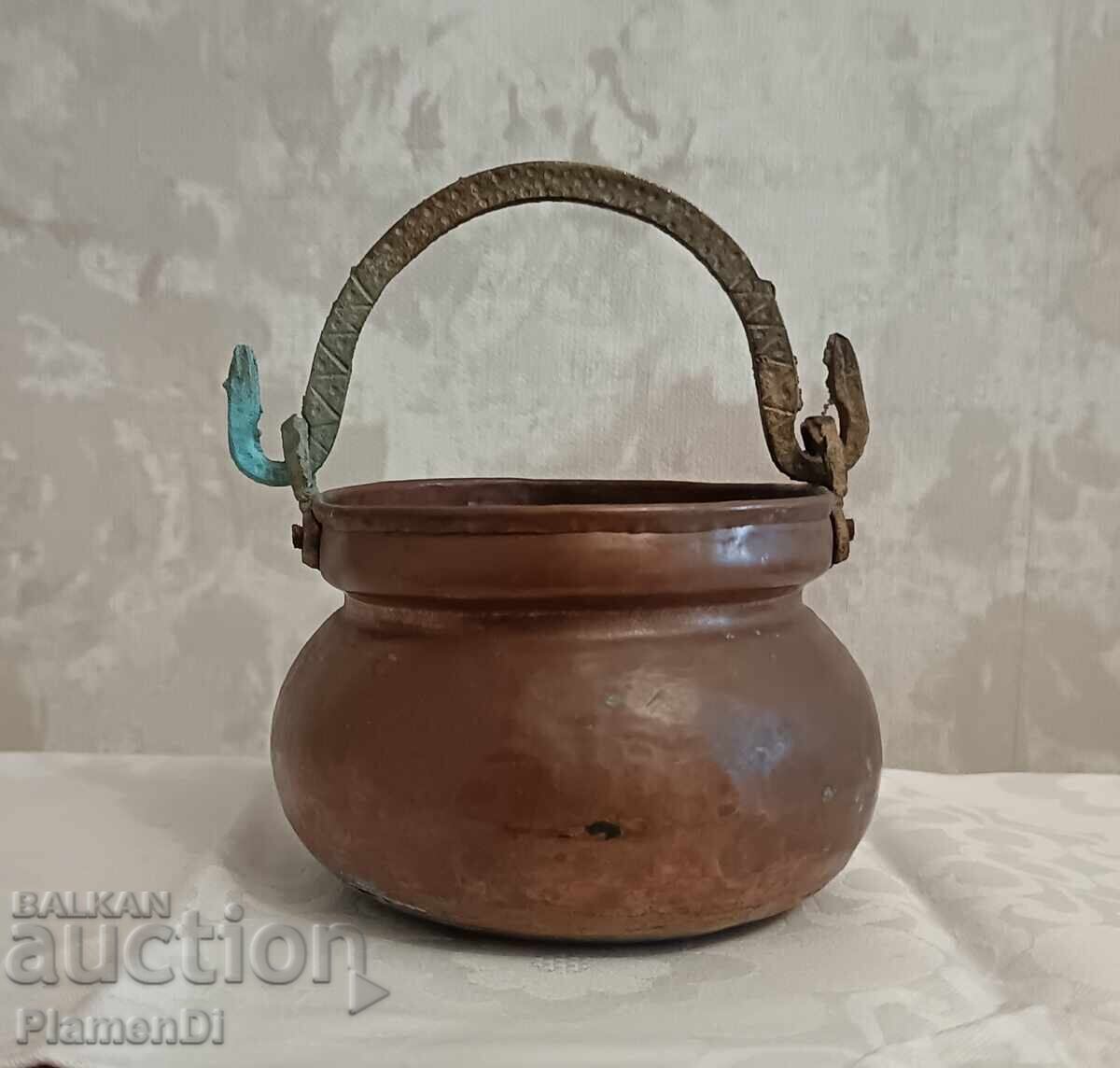 Vechi căldăruș/găletușă din cupru cu mâner decorativ din bronz