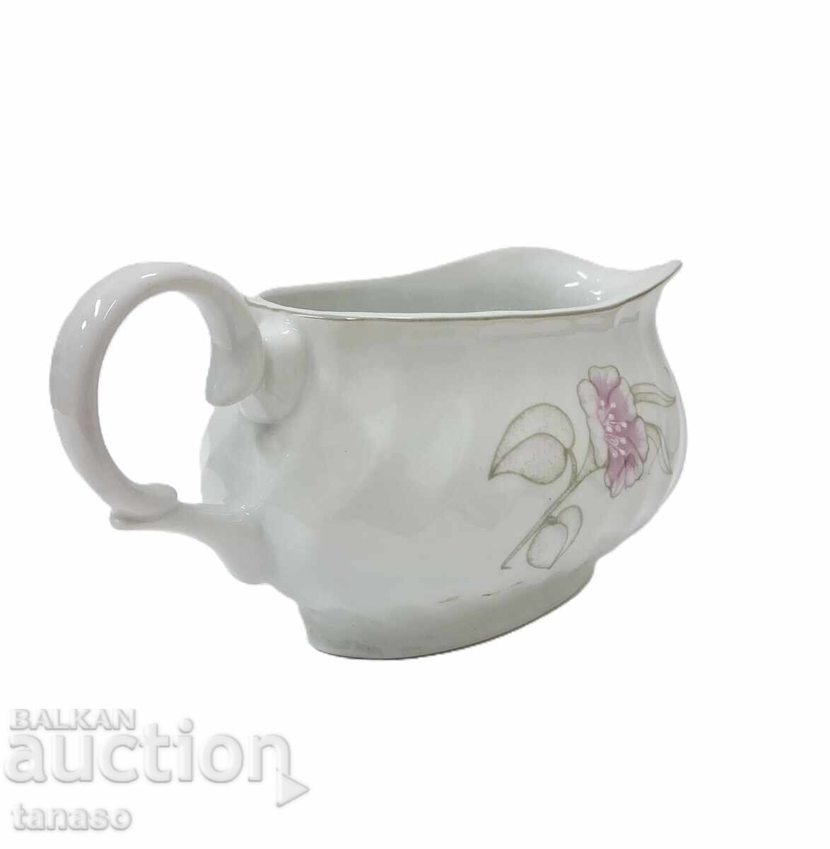 Sosieră vintage din porțelan cu mâner și flori, ca nouă cu preț € 10.00 | 19.56 BGN