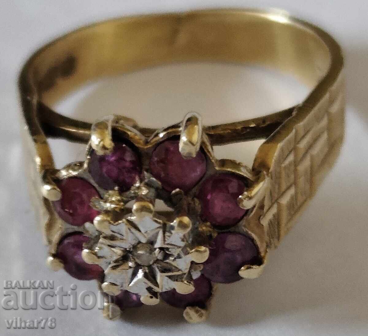 Inel din aur de 9 carate cu rubine și diamant central cu preț € 379.99 | 743.20 BGN