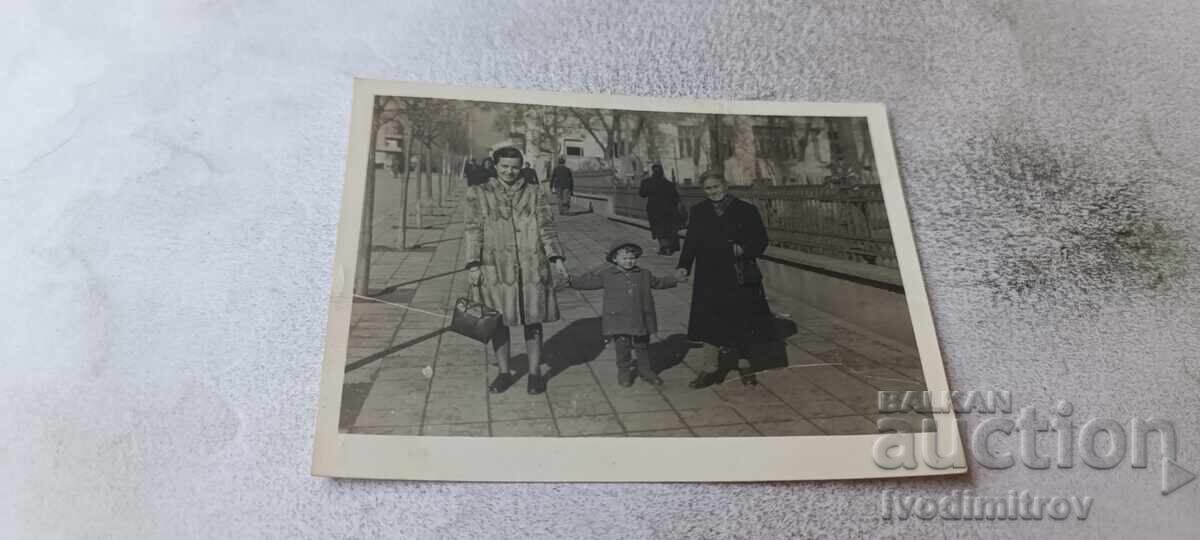 Fotografie Sofia Două femei și un băiețel pe trotuar Fotografie Sofia Două femei și un băiețel pe trotuar