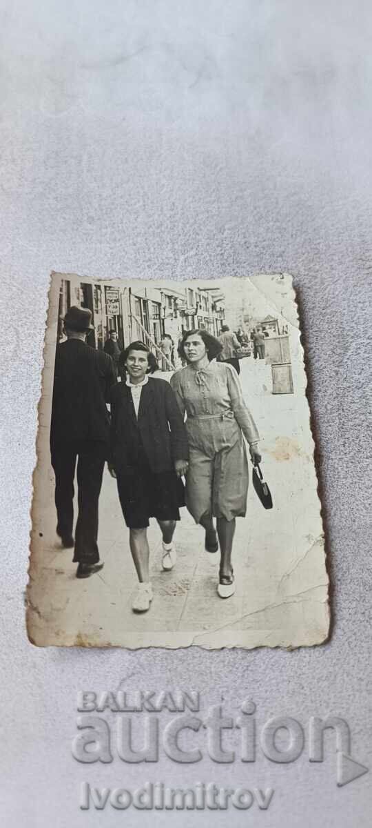 Fotografie Sofia Două fete tinere la plimbare 1941 Fotografie Sofia Două fete tinere la plimbare 1941