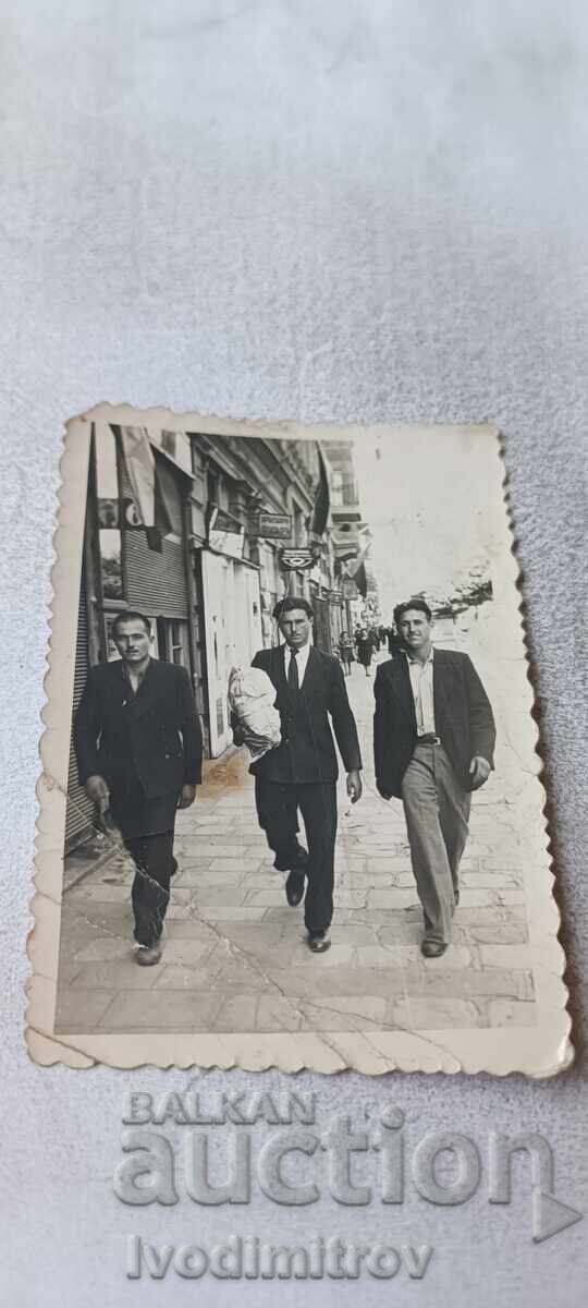 Foto Sofia Trei tineri la plimbare