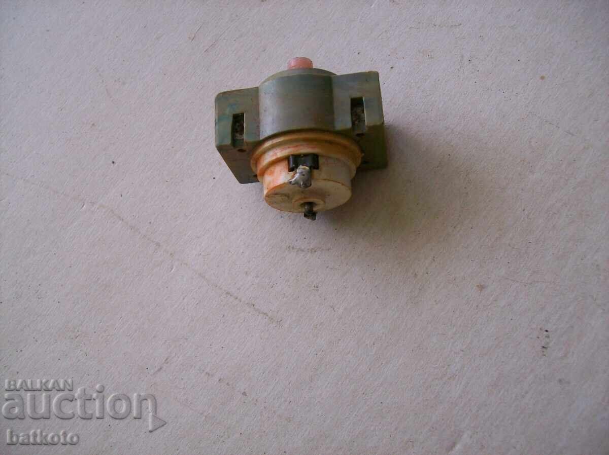 Motor electric de la o jucărie pentru copii din perioada socialistă cu preț € 1.50 | 2.93 BGN Motor electric de la o jucărie pentru copii din perioada socialistă cu preț € 1.50 | 2.93 BGN