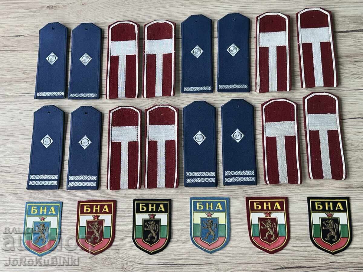 LOT OF SHOULDER STRAPS AND EMBLEMS