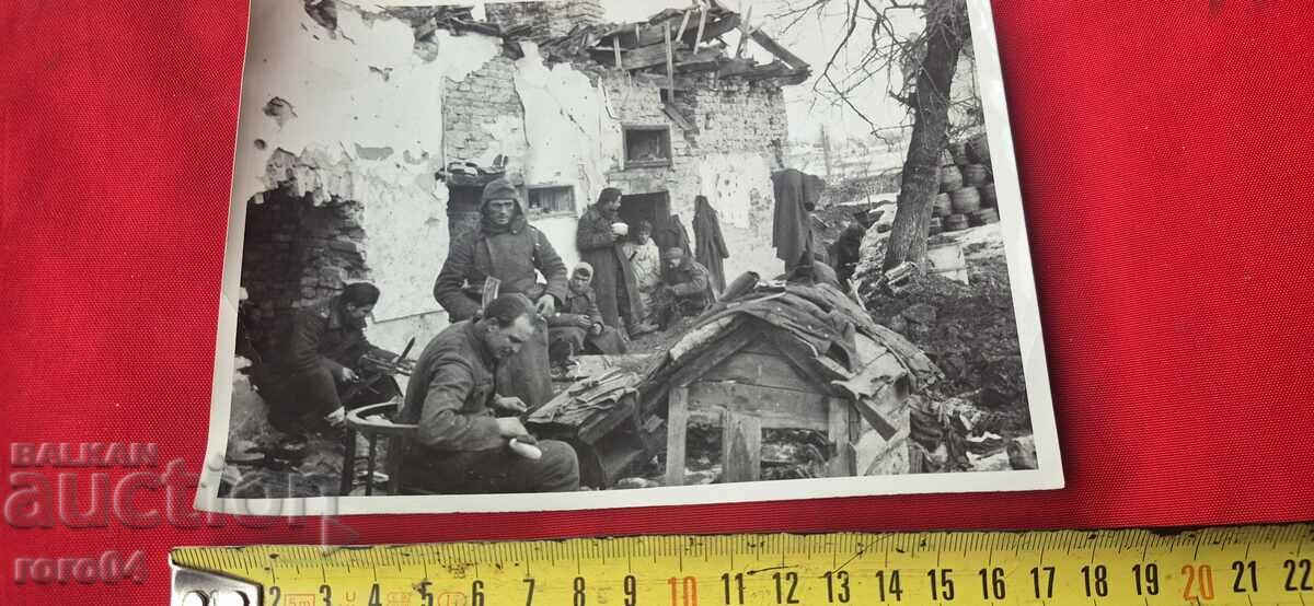 ΜΕΓΑΛΗ ΠΑΛΙΑ ΦΩΤΟΓΡΑΦΙΑ - Β' ΠΠ με τιμή € 6.99 | 13.67 BGN ΜΕΓΑΛΗ ΠΑΛΙΑ ΦΩΤΟΓΡΑΦΙΑ - Β' ΠΠ με τιμή € 6.99 | 13.67 BGN