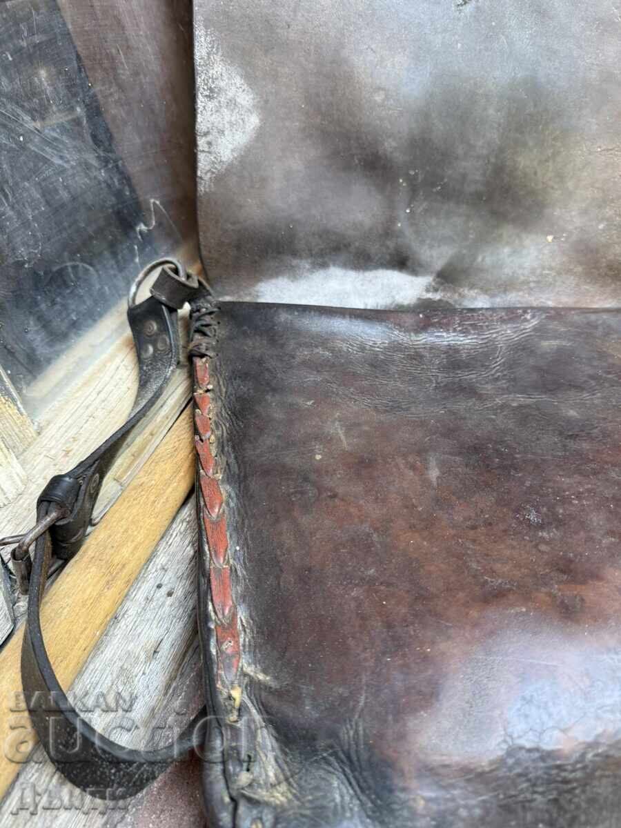 Licitație Veche geantă haiducească din piele