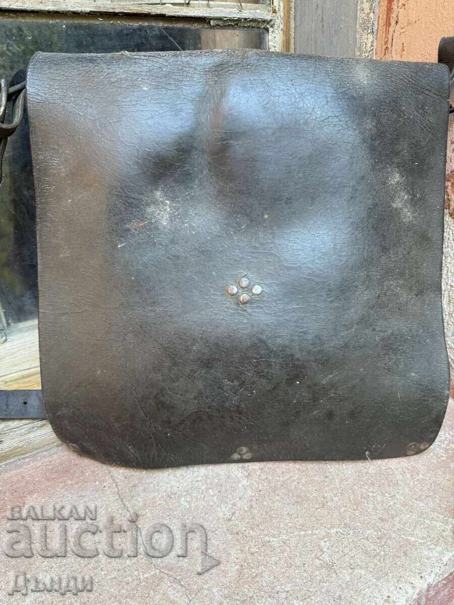 Veche geantă haiducească din piele
