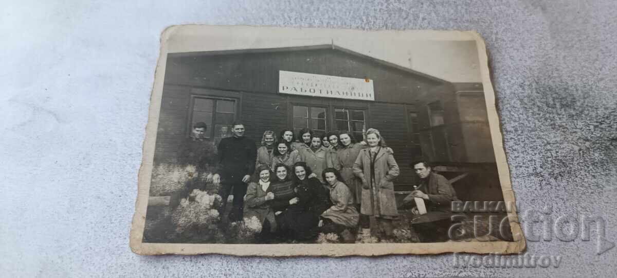 Fotografie bărbați și femei în fața unui atelier