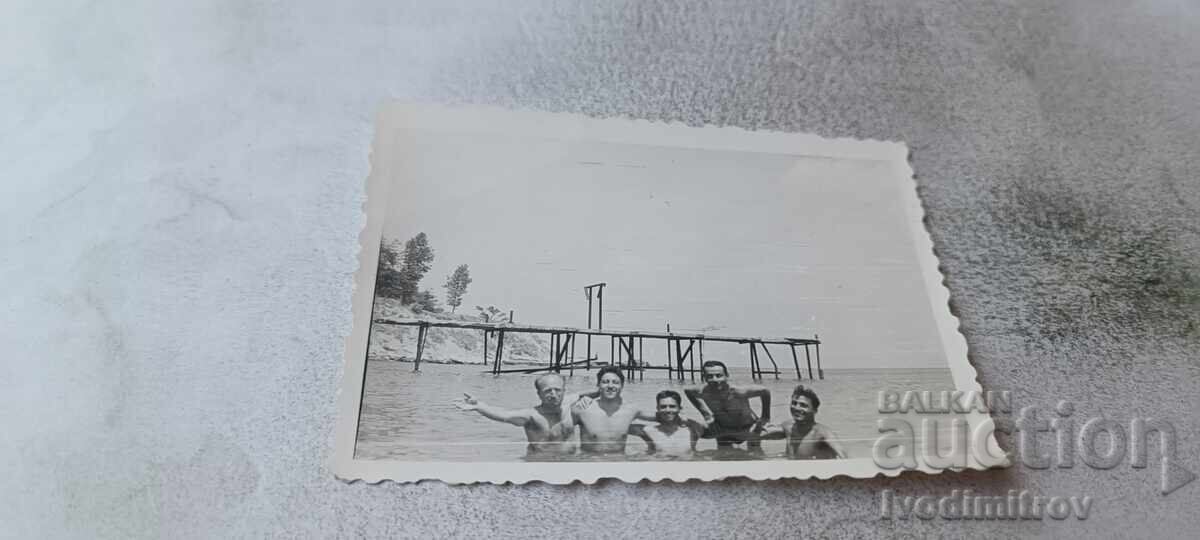 Φωτογραφία Άνδρας και νέοι στη θάλασσα