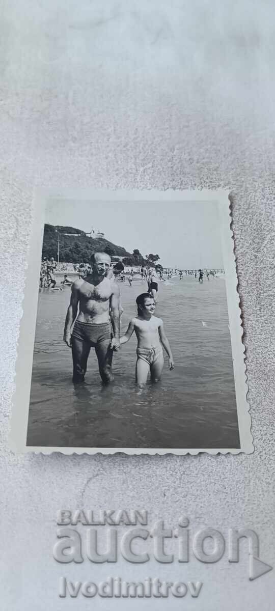 Fotografie Bărbat și fetiță pe plajă