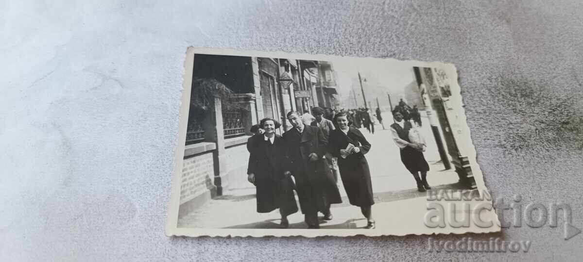 Fotografie Sofia Un bărbat și două femei la plimbare