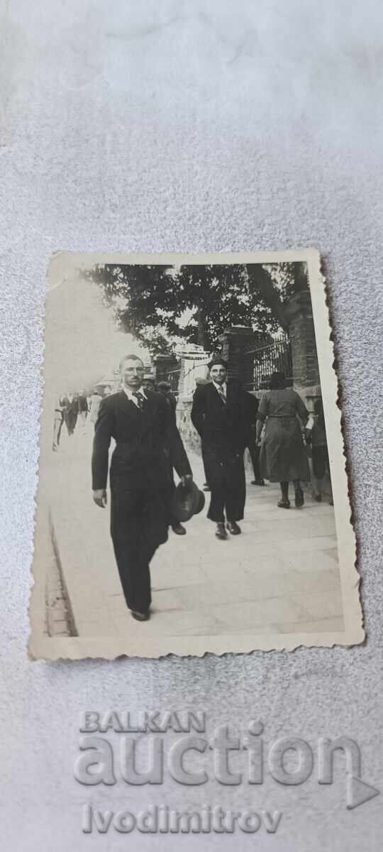 Foto Sofia Doi bărbați pe trotuar