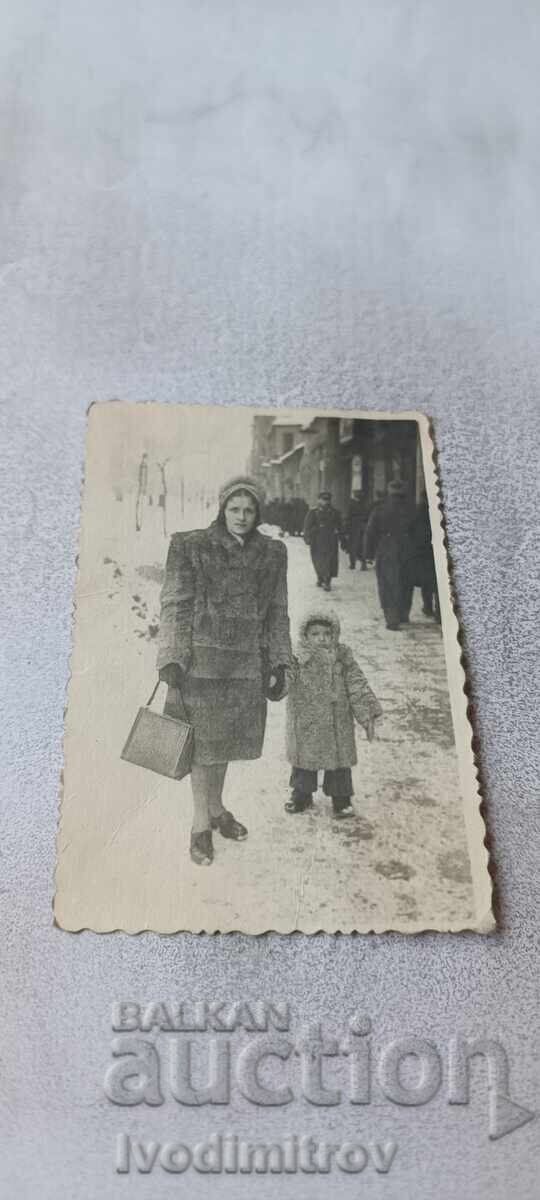Fotografie Sofia Femeie și un băiețel pe trotuar iarna