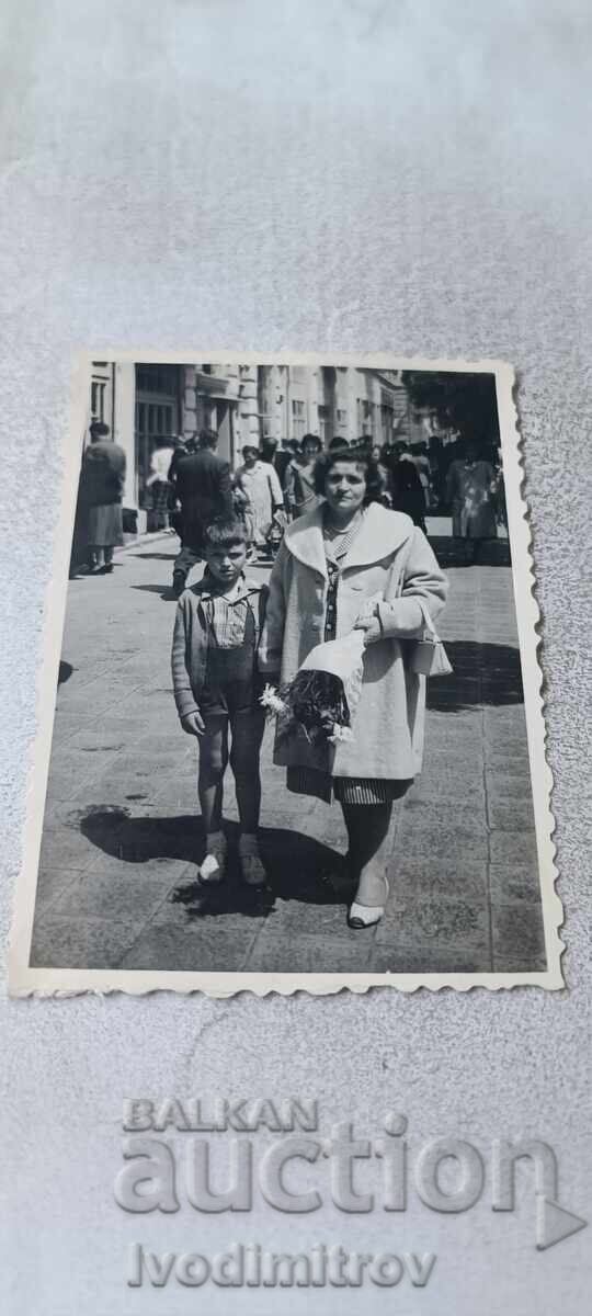 Fotografie Sofia Femeie și băiat pe trotuar