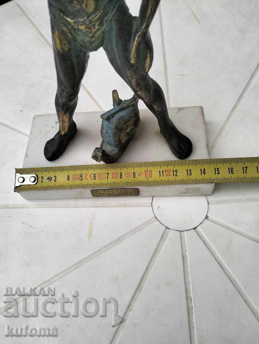 Licitație Statuetă din bronz Colosul din Rodos Licitație Statuetă din bronz Colosul din Rodos