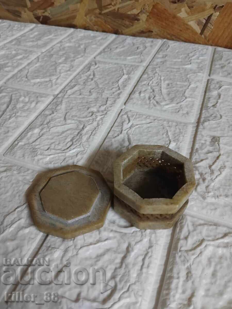Cutie de bijuterii vintage mică cu preț € 8.00 | 15.65 BGN Cutie de bijuterii vintage mică cu preț € 8.00 | 15.65 BGN