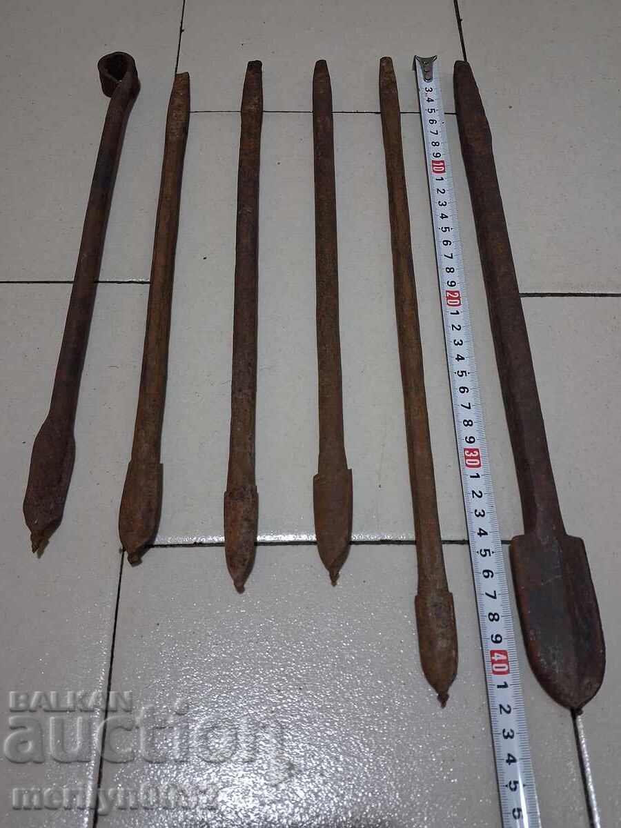 Vechi burghie primitive de mână de 150 de ani cu preț € 58.52 | 114.46 BGN Vechi burghie primitive de mână de 150 de ani cu preț € 58.52 | 114.46 BGN