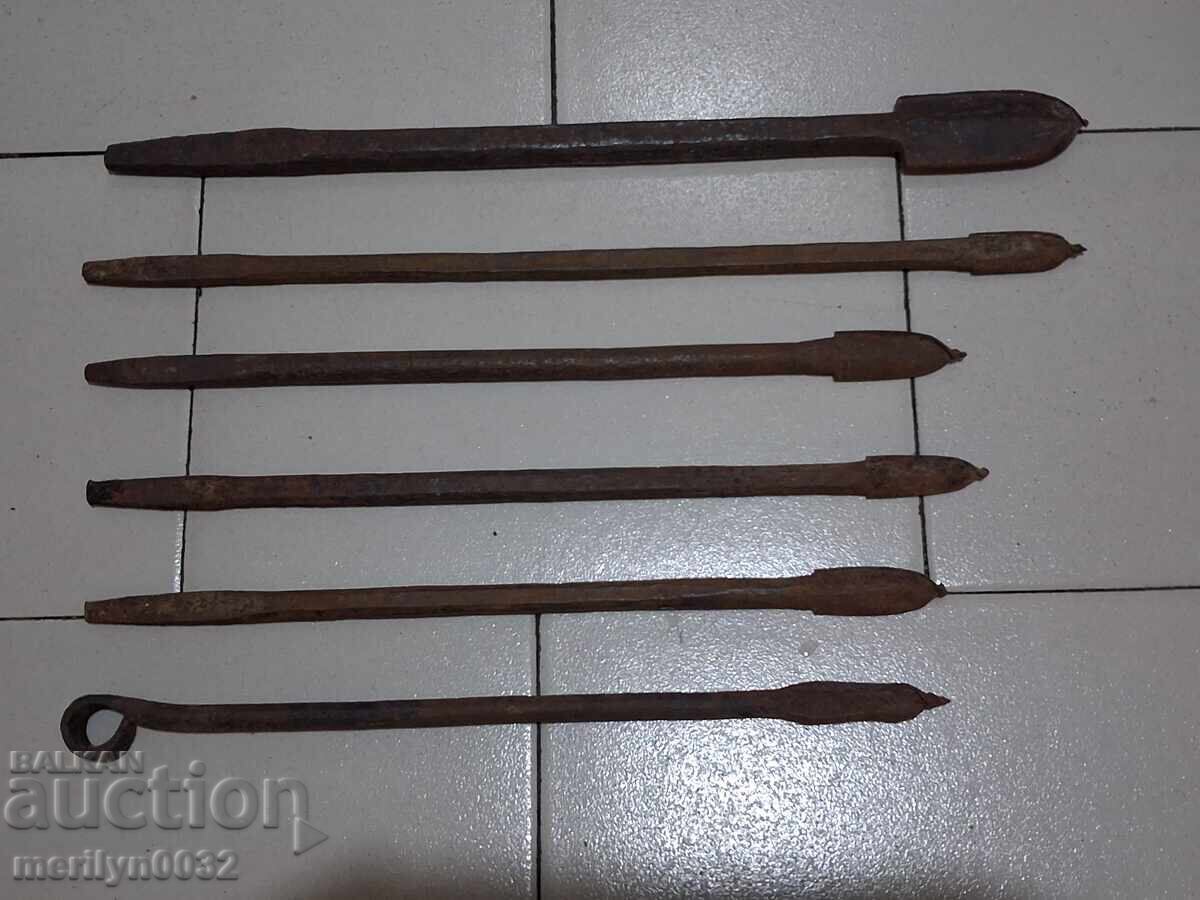 Vechi burghie primitive de mână de 150 de ani Vechi burghie primitive de mână de 150 de ani