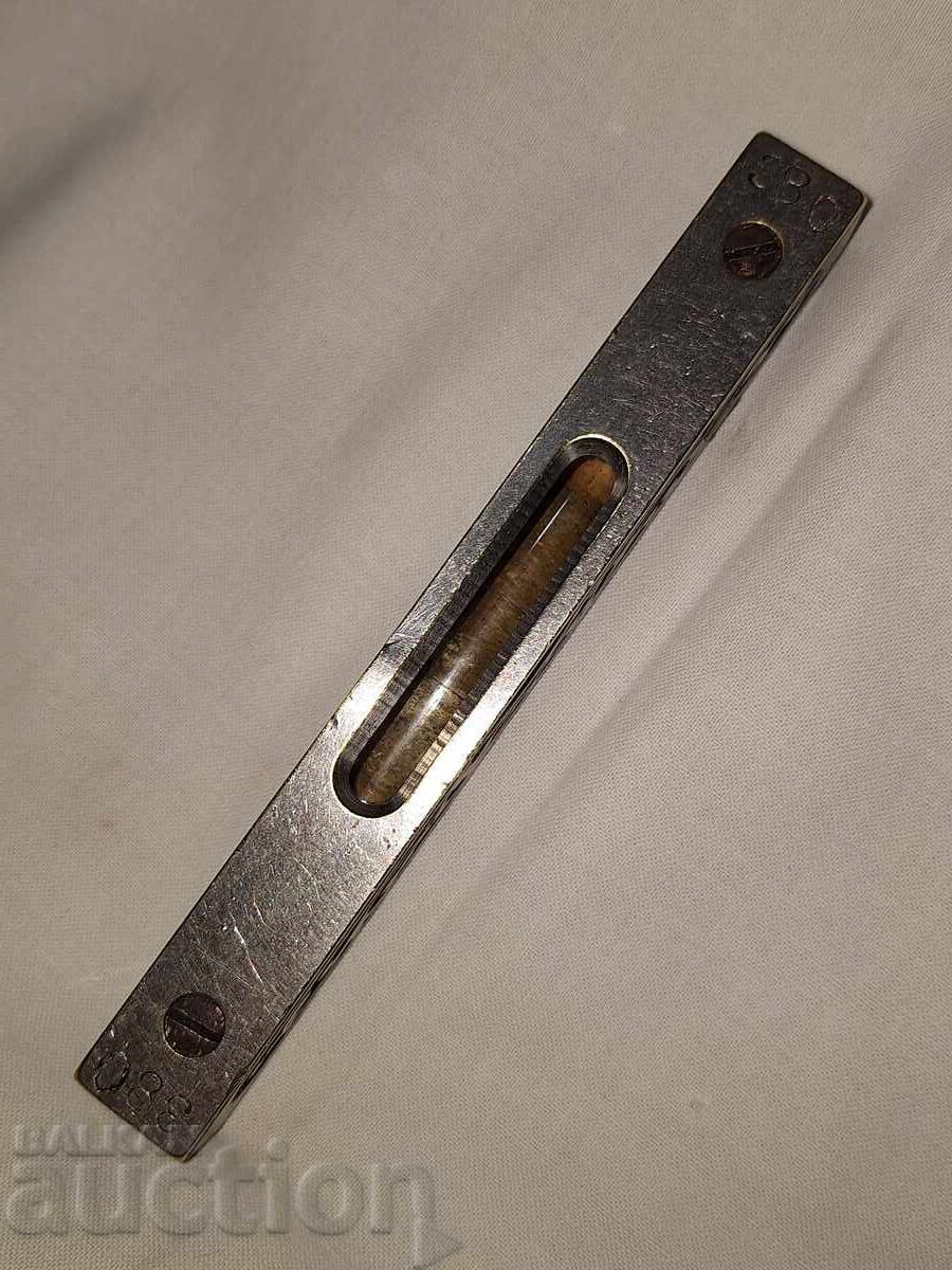 Nivelă mică metalică de marcă, veche cu preț € 25.00 | 48.90 BGN