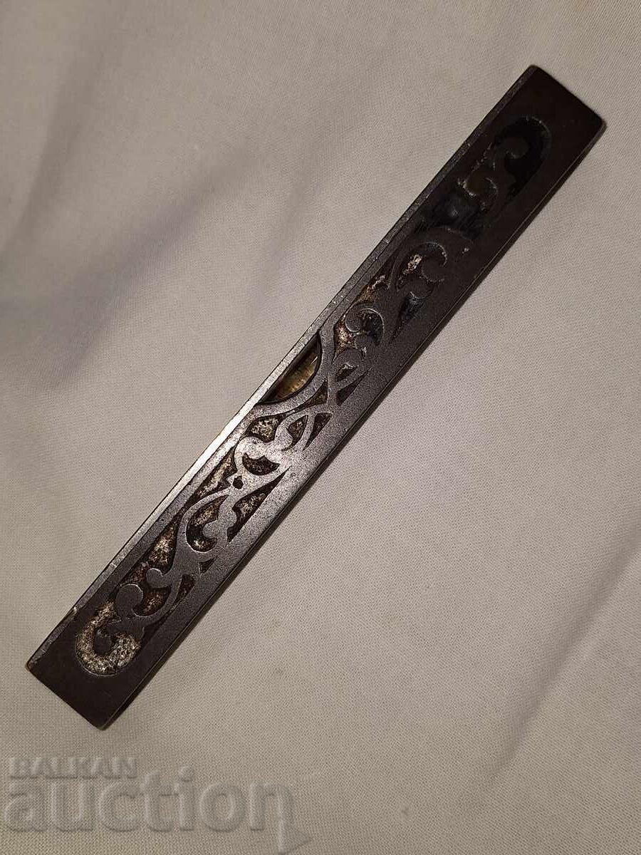 Licitație Nivelă mică metalică de marcă, veche