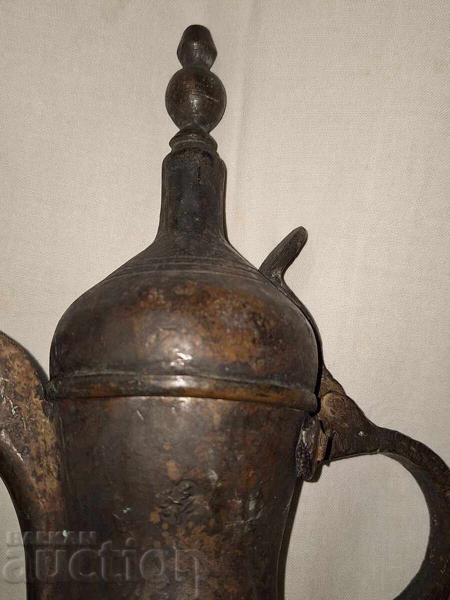 Ibric din cupru otoman antic cu tugra cu preț € 60.00 | 117.35 BGN Ibric din cupru otoman antic cu tugra cu preț € 60.00 | 117.35 BGN