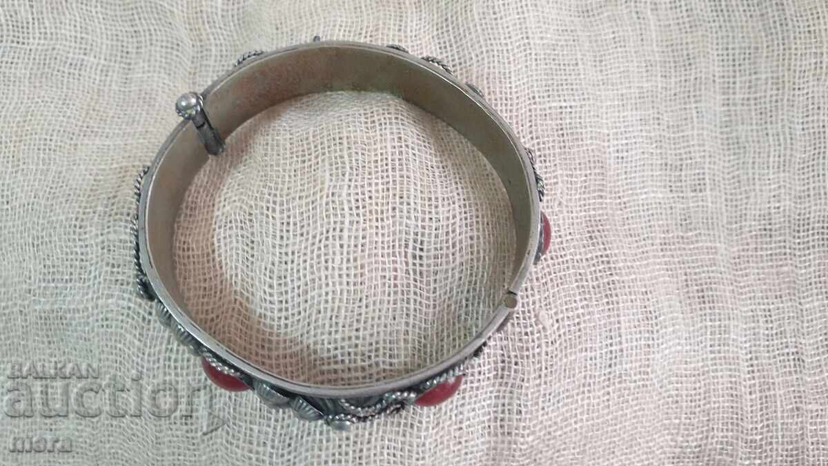 Brățară veche cu elemente filigranate și corali cu preț € 35.00 | 68.45 BGN Brățară veche cu elemente filigranate și corali cu preț € 35.00 | 68.45 BGN
