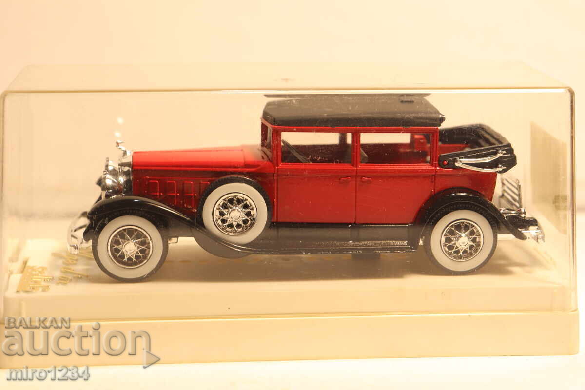 MAȘINUȚĂ DE JUCĂRIE RETRO SOLIDO CADILLAC 1/43 cu preț € 0.01 | 0.02 BGN