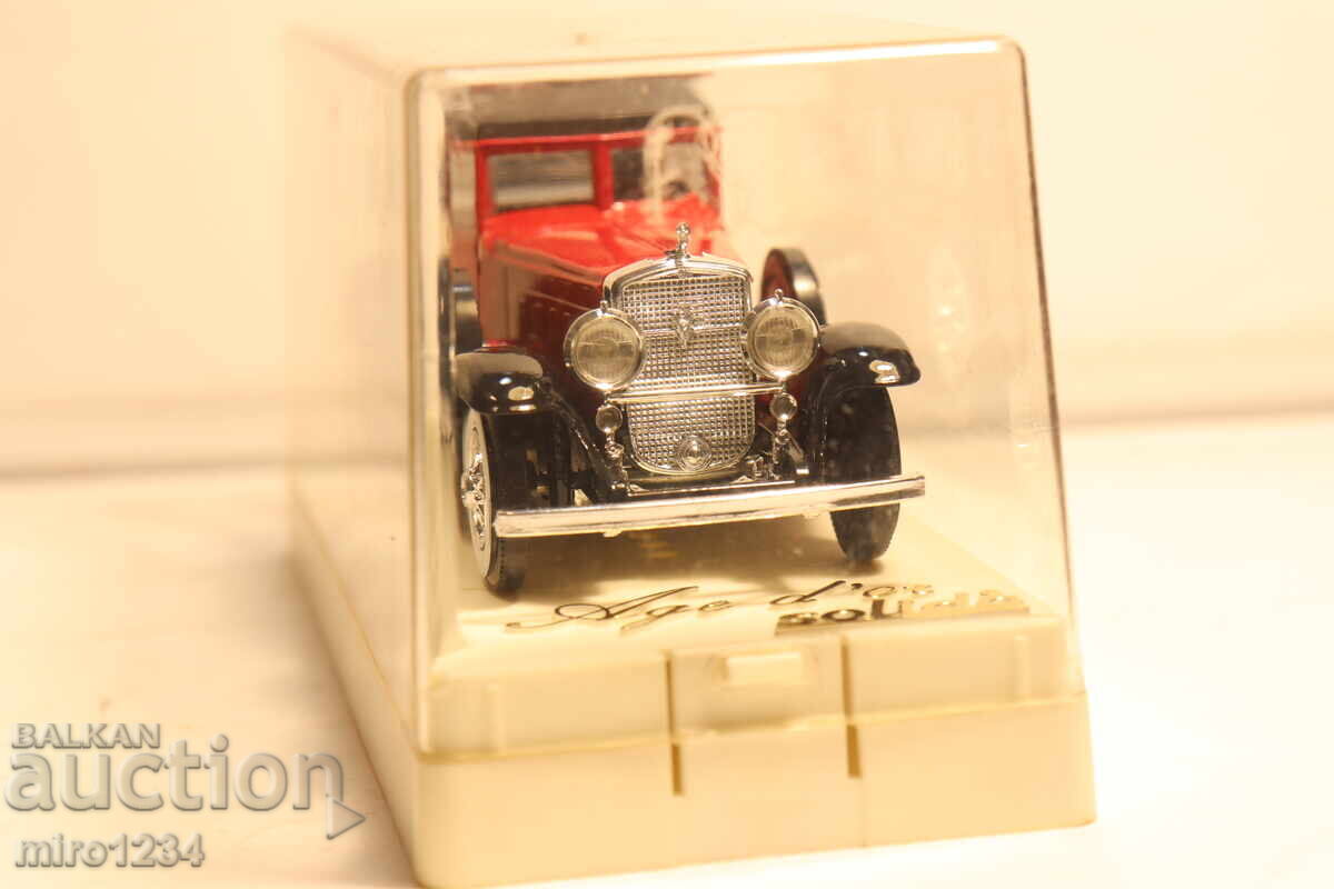 Licitație MAȘINUȚĂ DE JUCĂRIE RETRO SOLIDO CADILLAC 1/43