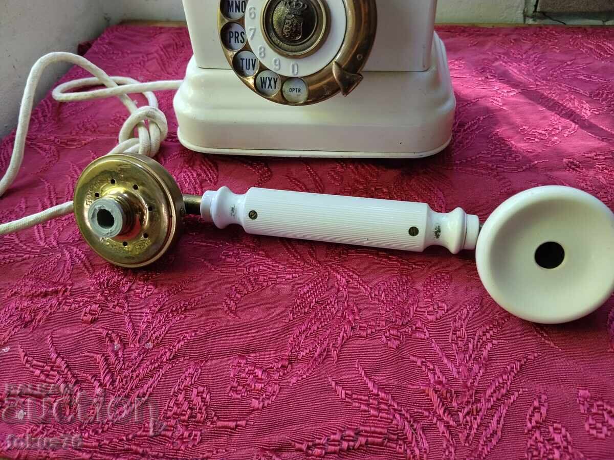 Δημοπρασία Υπέροχο παλιό μεταλλικό τηλέφωνο - λευκό Δημοπρασία Υπέροχο παλιό μεταλλικό τηλέφωνο - λευκό