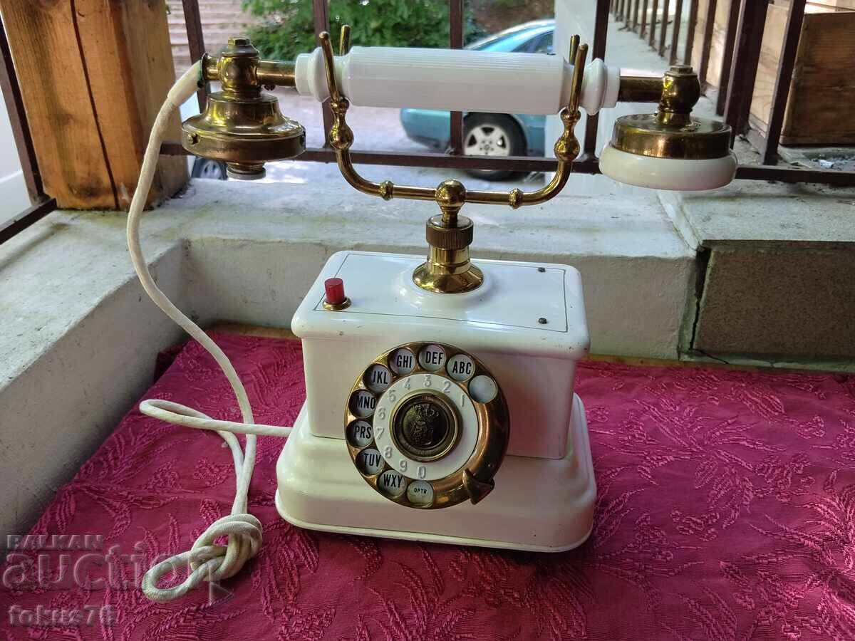 Υπέροχο παλιό μεταλλικό τηλέφωνο - λευκό Υπέροχο παλιό μεταλλικό τηλέφωνο - λευκό