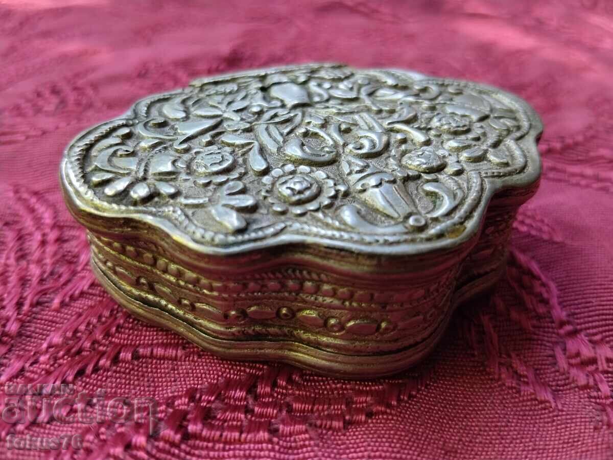 Licitație Veche cutiuță de prizat din perioada Renașterii Naționale, argint, sașan
