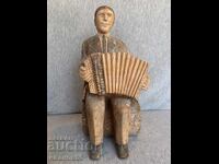 figurină din lemn muzician