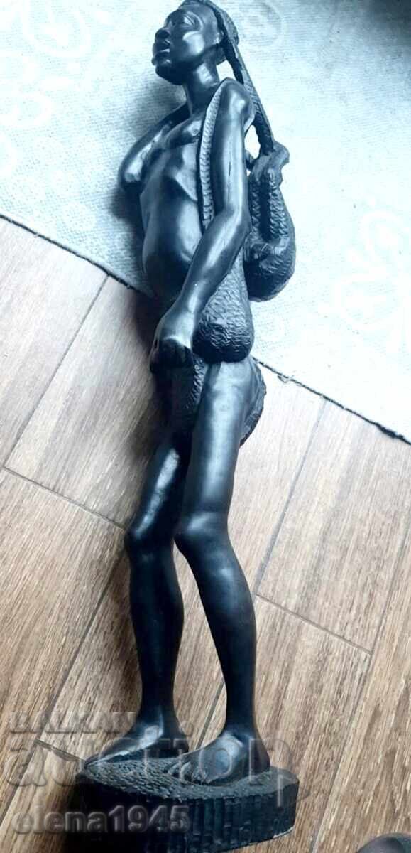 Figurină africană masculină antică sculptată manual Figurină africană masculină antică sculptată manual