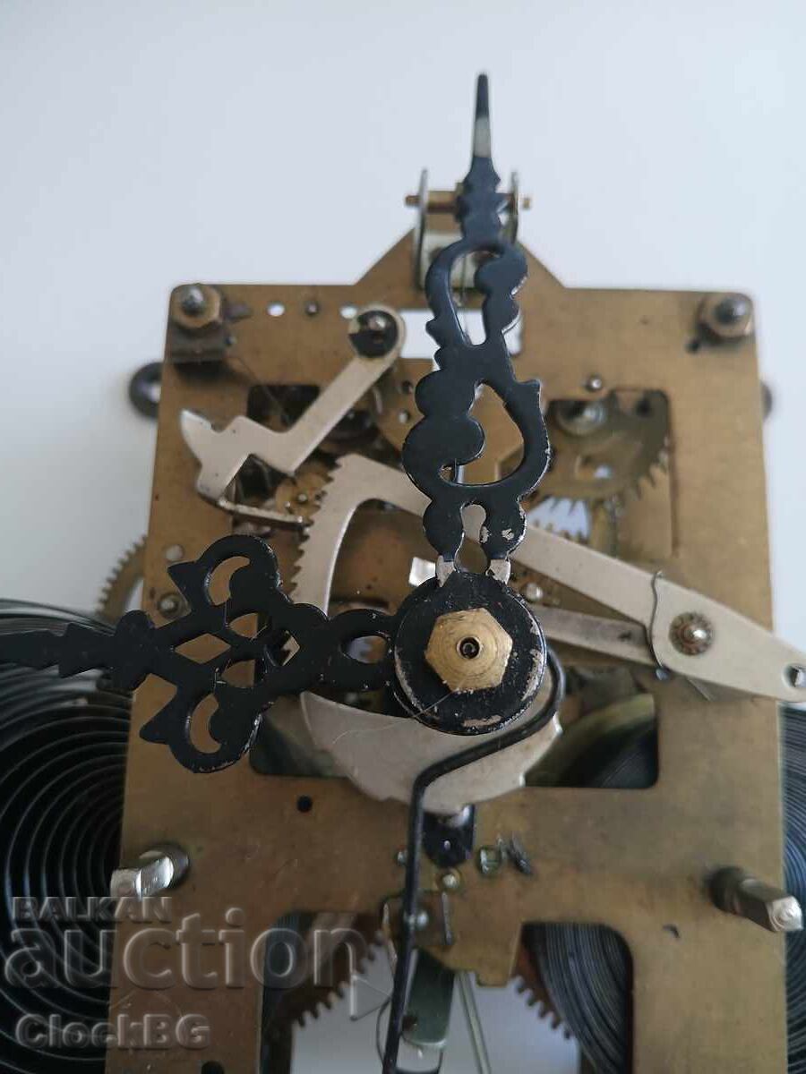 Доставка на antique German clock movement