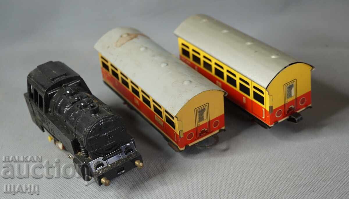 Lot jucării vechi nemțești din metal locomotivă, vagoane cu preț € 5.45 | 10.66 BGN Lot jucării vechi nemțești din metal locomotivă, vagoane cu preț € 5.45 | 10.66 BGN