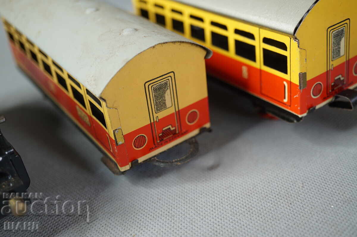 Licitație Lot jucării vechi nemțești din metal locomotivă, vagoane Licitație Lot jucării vechi nemțești din metal locomotivă, vagoane