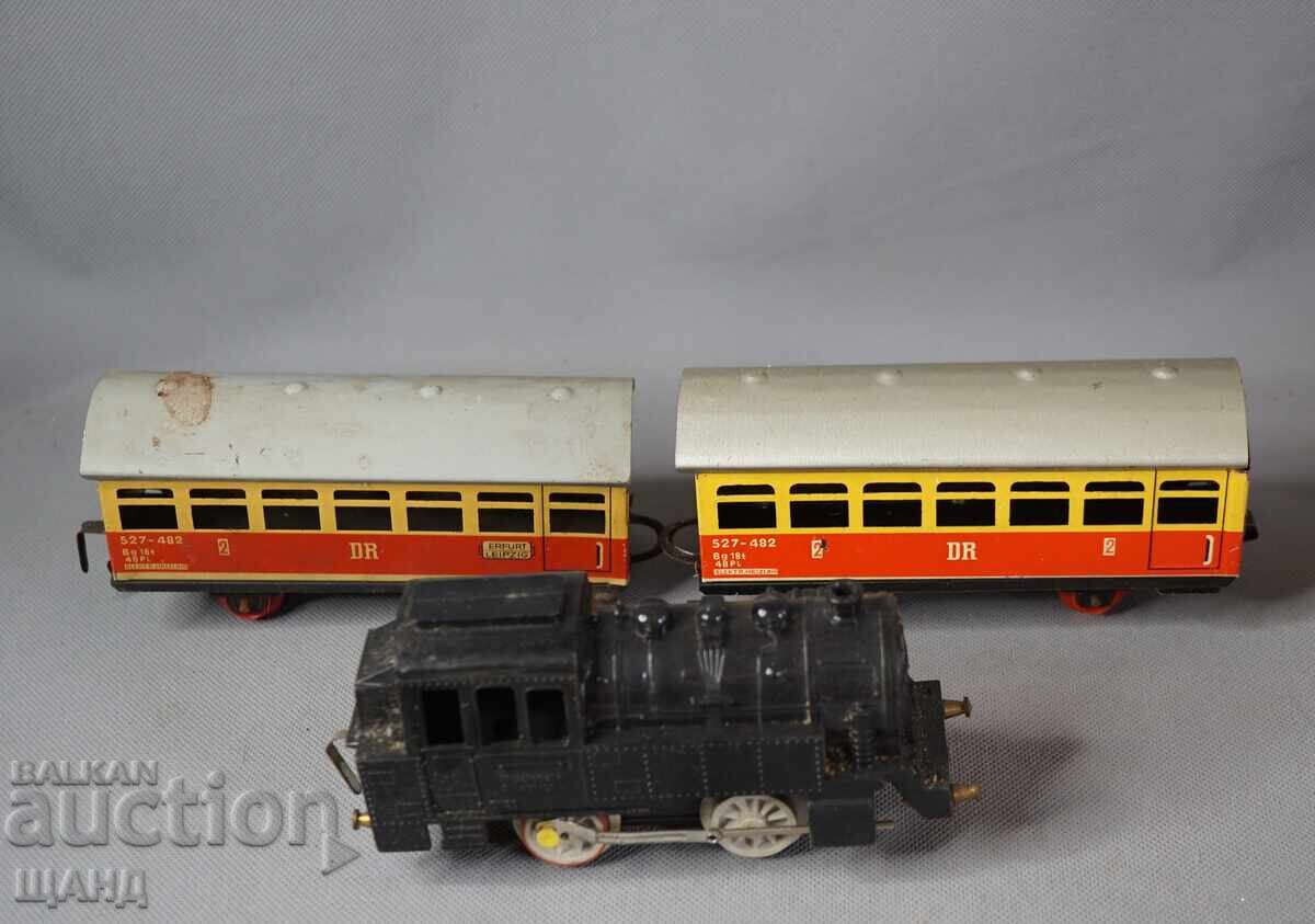 Lot jucării vechi nemțești din metal locomotivă, vagoane Lot jucării vechi nemțești din metal locomotivă, vagoane
