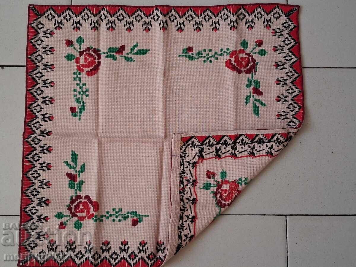 Față de masă veche cu broderie bulgărească (care) cu preț € 18.73 | 36.63 BGN