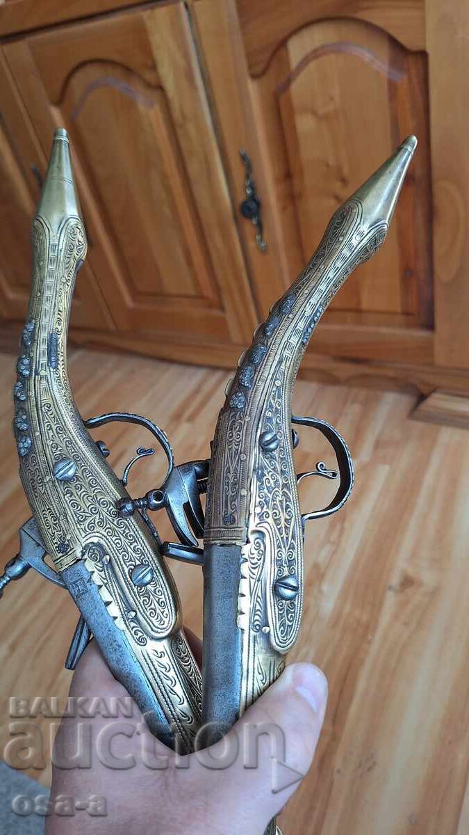 Livrarea Pereche de pistoale cu cremene, pistoale cu țeavă ghintuită, revolver, pistol