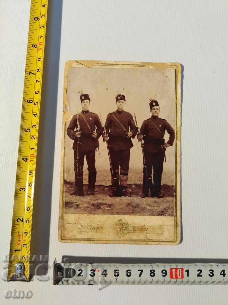 FOTOGRAFIE REGALĂ PE CARTON - SABIE, PUȘCĂ, ORDIN, BAIONETĂ, UNIFORMĂ