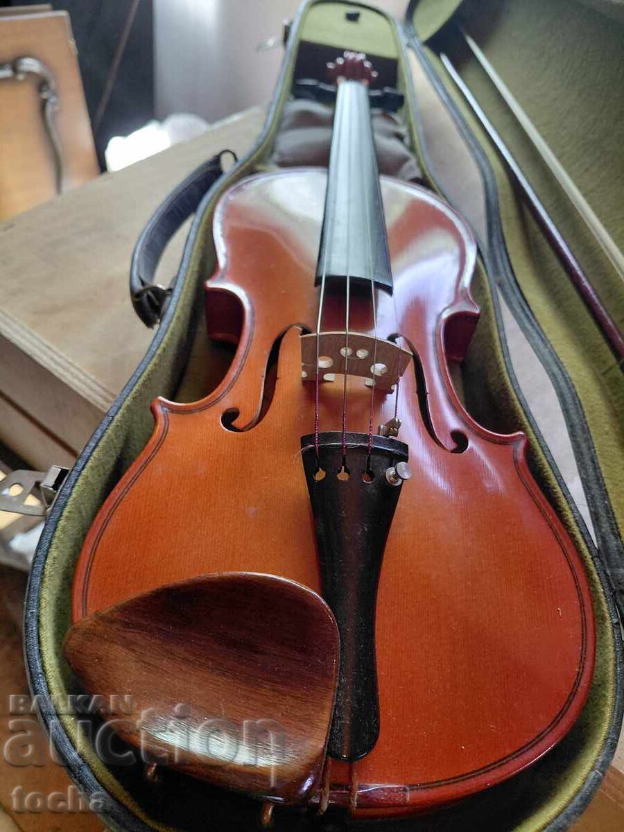 Vioară veche, Stradivarius, excelentă cu preț € 198.87 | 388.96 BGN Vioară veche, Stradivarius, excelentă cu preț € 198.87 | 388.96 BGN