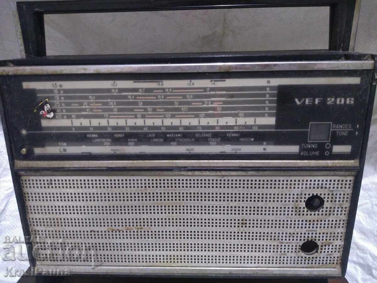 Delivery of Lot of retro radios. For collection / decoration