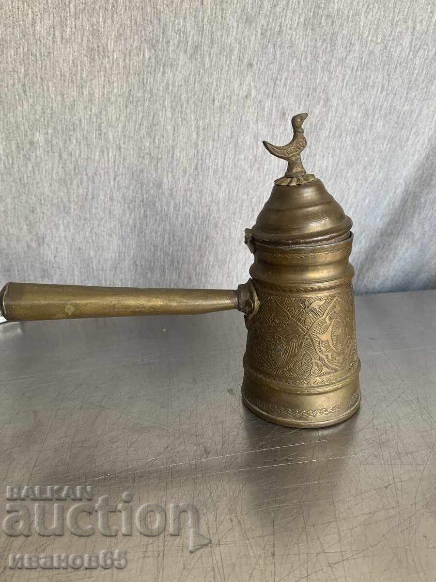 Vechi ibric de cafea din cupru și alamă